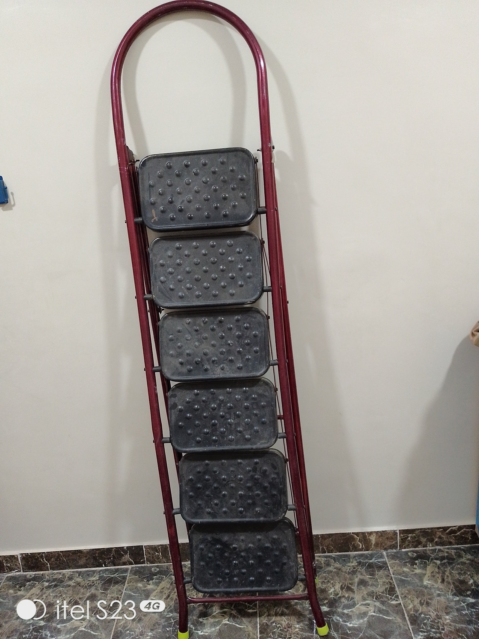 سلم درجات أحمر